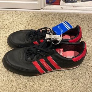 NWT Adidas Steeple black/red  Sz. 10